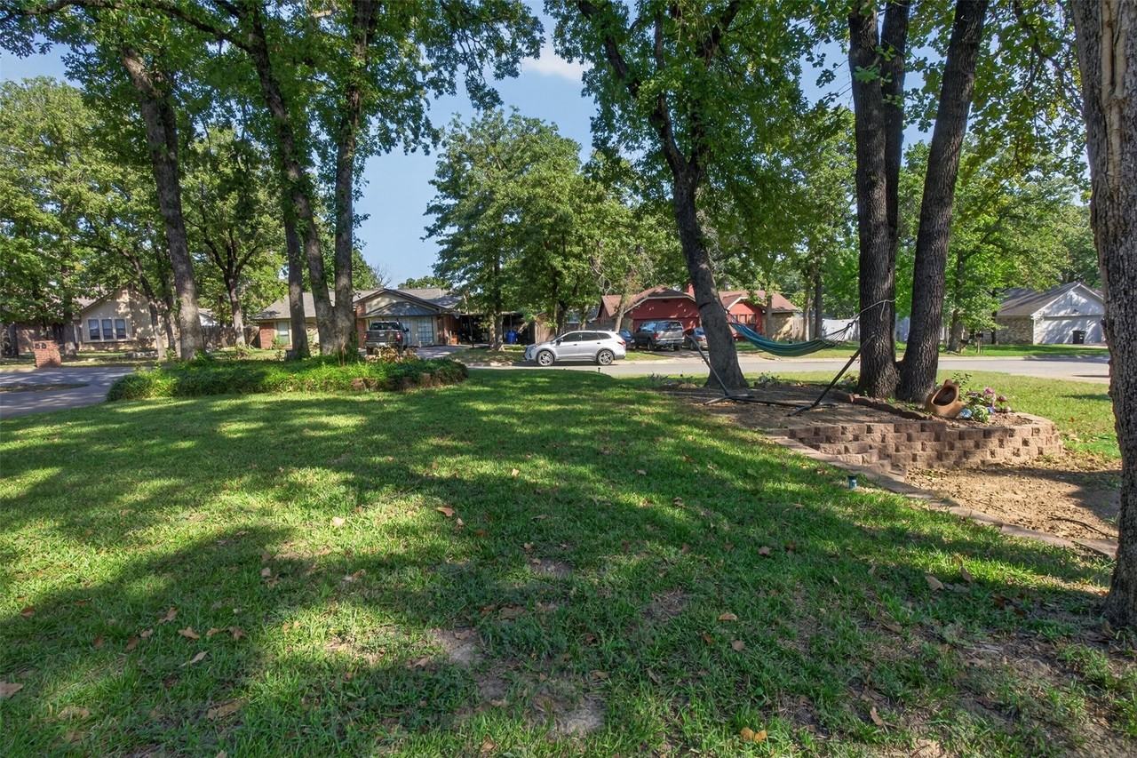 404 Greenleaf Dr - Photo 5 of 40