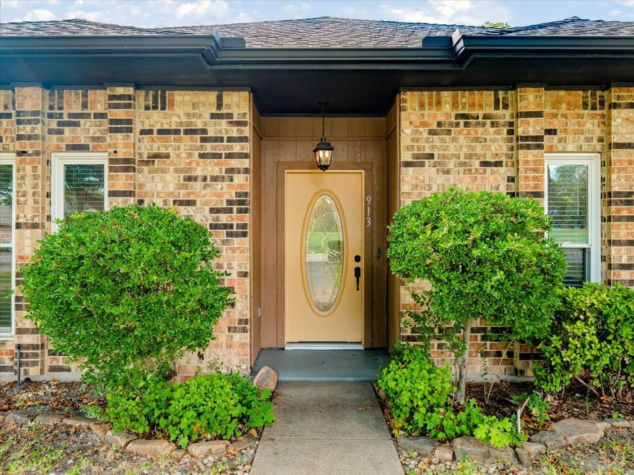 913 Lake Meadows Dr - Photo 2 of 40