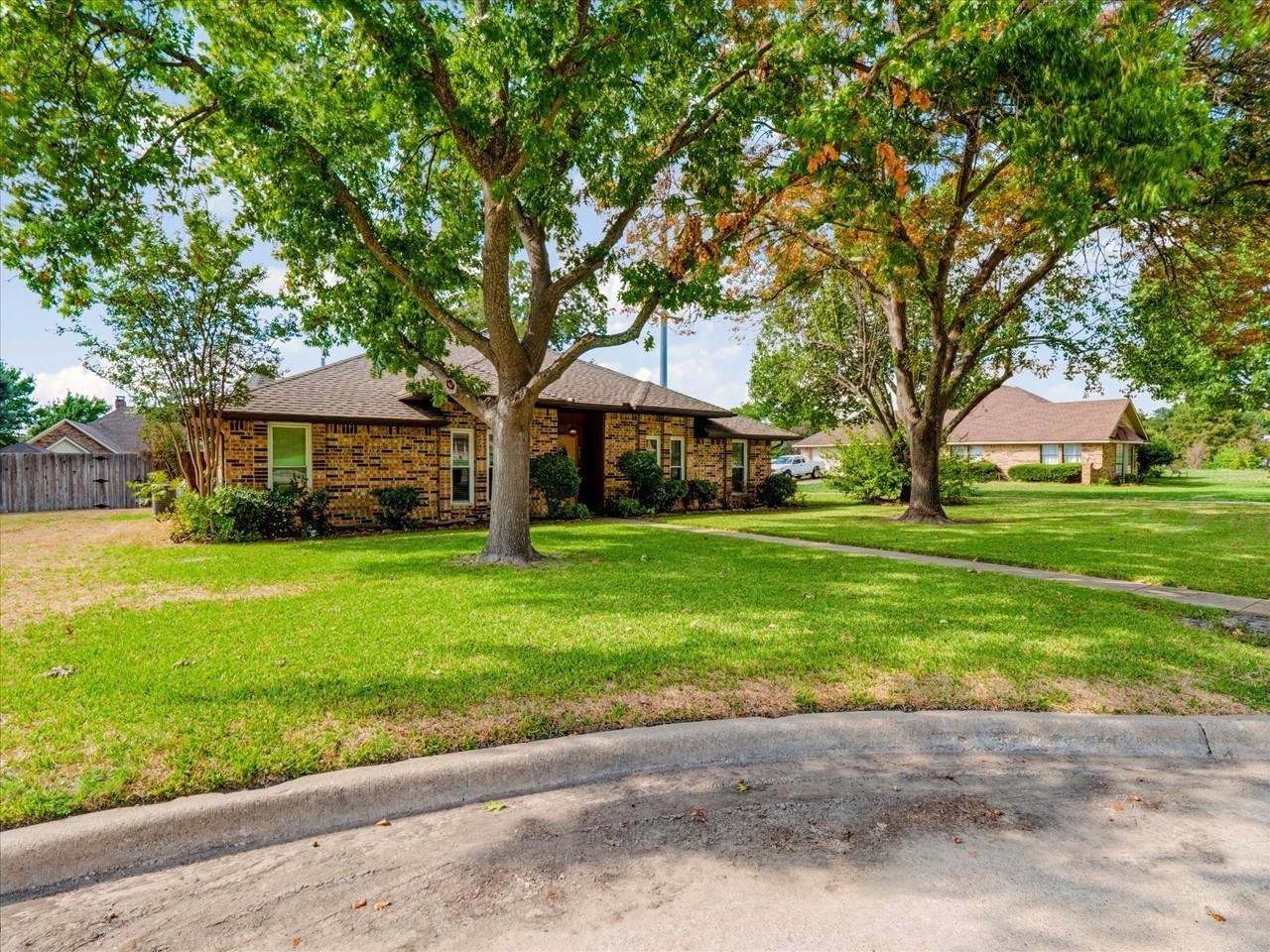 913 Lake Meadows Dr - Photo 3 of 40