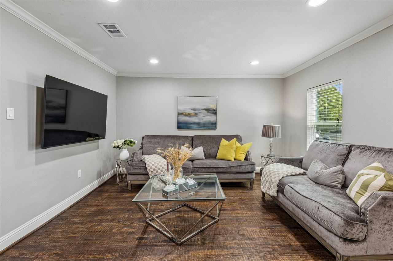605 E Graham St - Photo 3 of 26