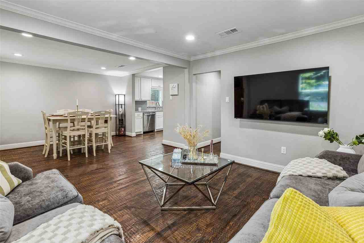 605 E Graham St - Photo 5 of 26
