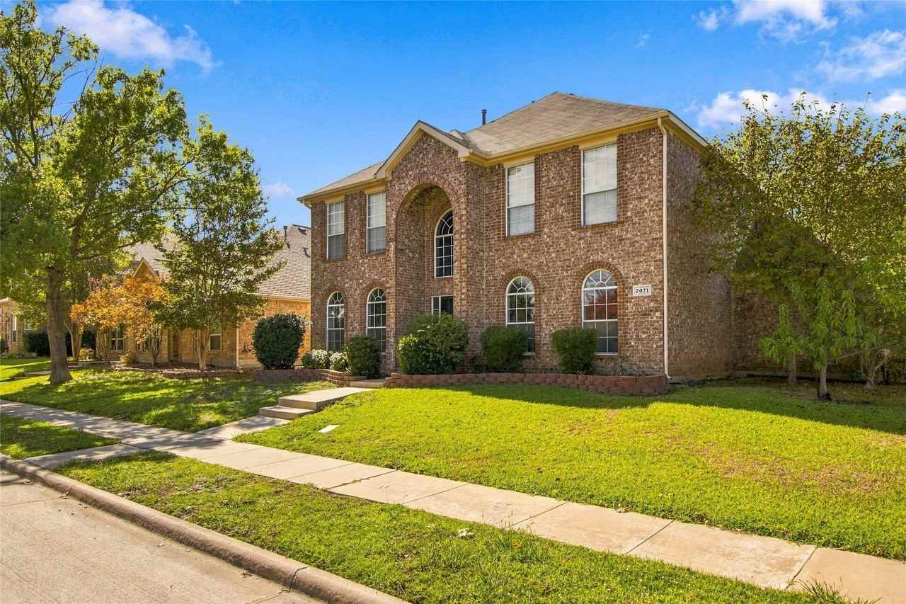 2071 Sunset Ln - Photo 2 of 28