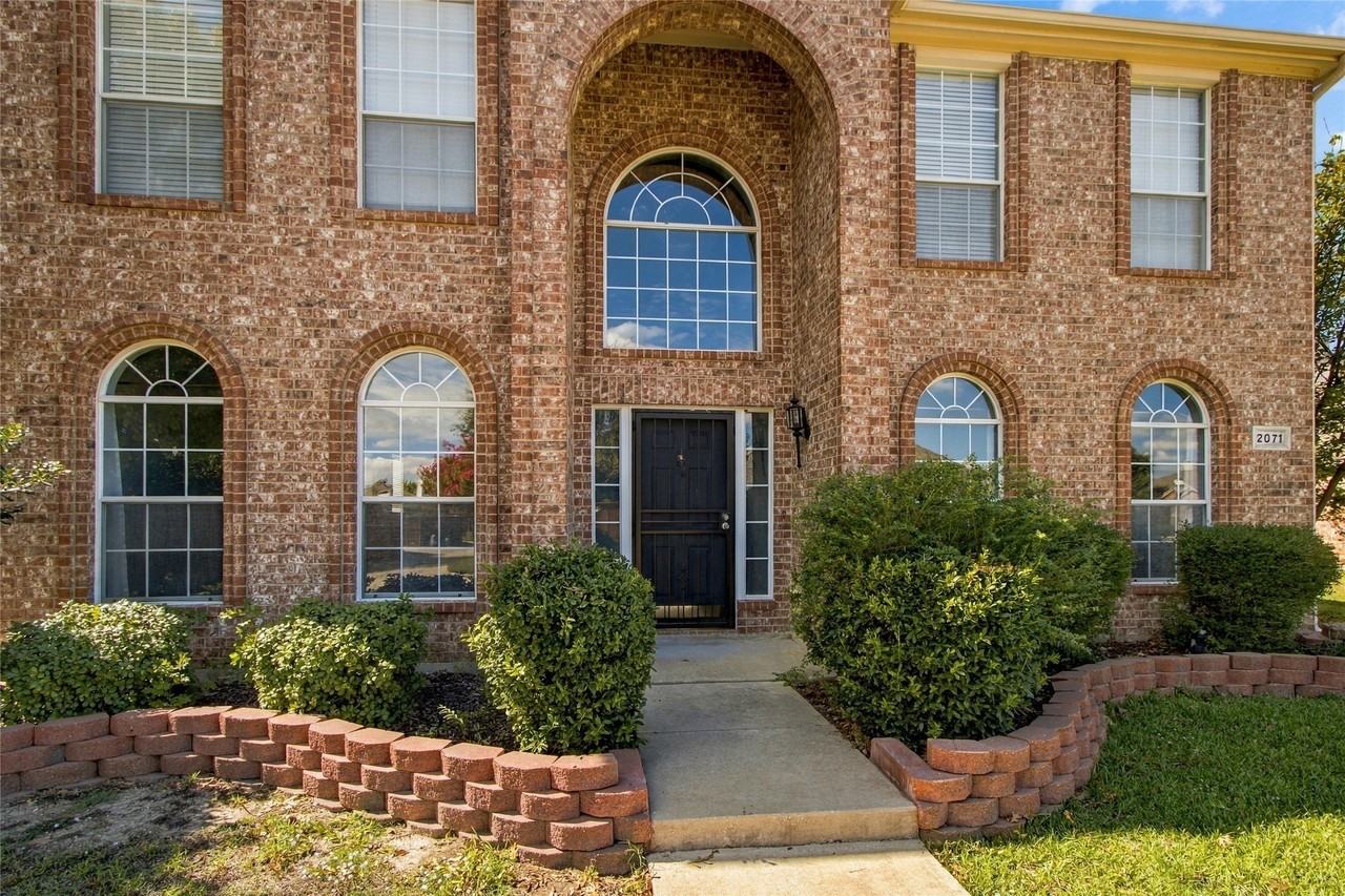 2071 Sunset Ln - Photo 3 of 28