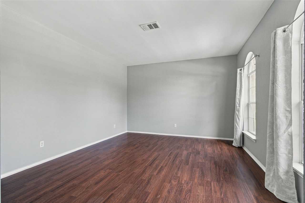2071 Sunset Ln - Photo 5 of 28