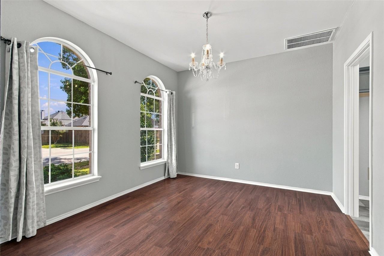2071 Sunset Ln - Photo 7 of 28
