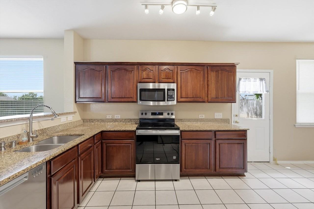 8012 Clear River Ln - Photo 6 of 27