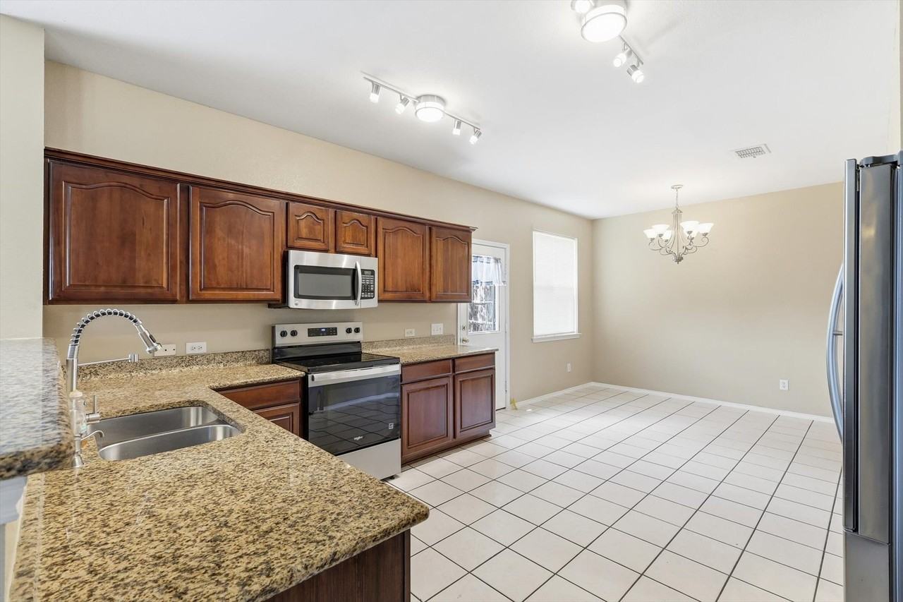 8012 Clear River Ln - Photo 7 of 27