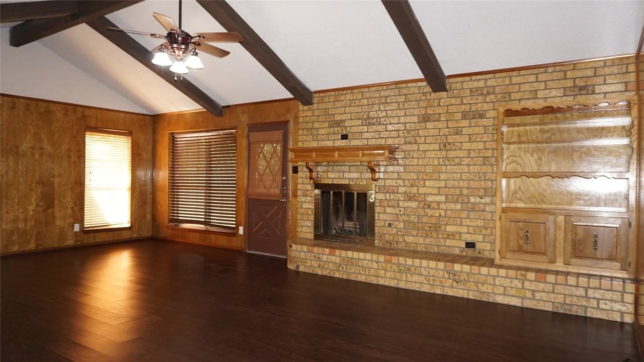 2701 Meadow Crk - Photo 2 of 17