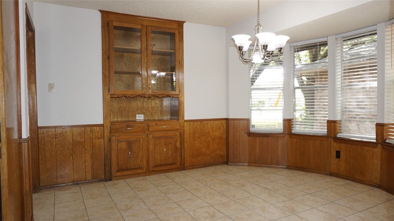 2701 Meadow Crk - Photo 4 of 17