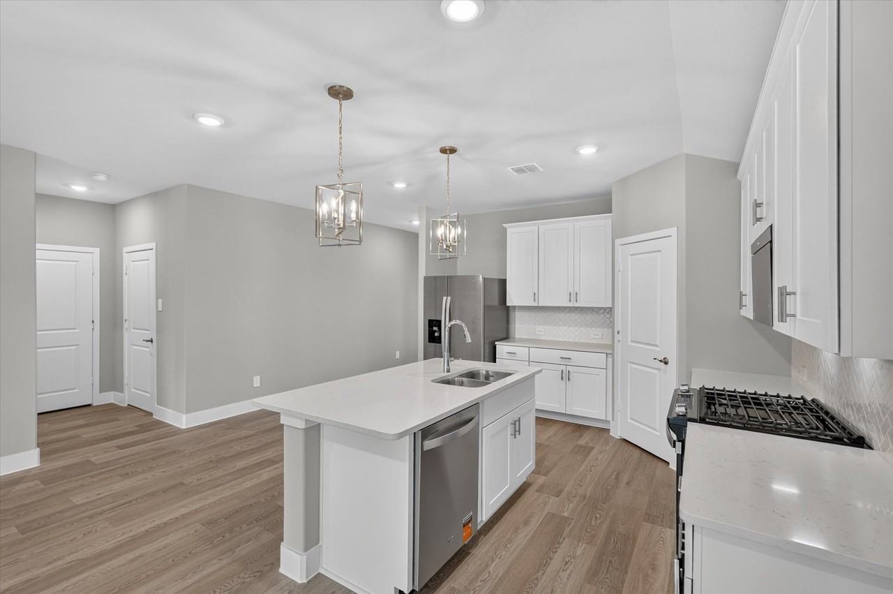 6108 Chickney Dr - Photo 4 of 32