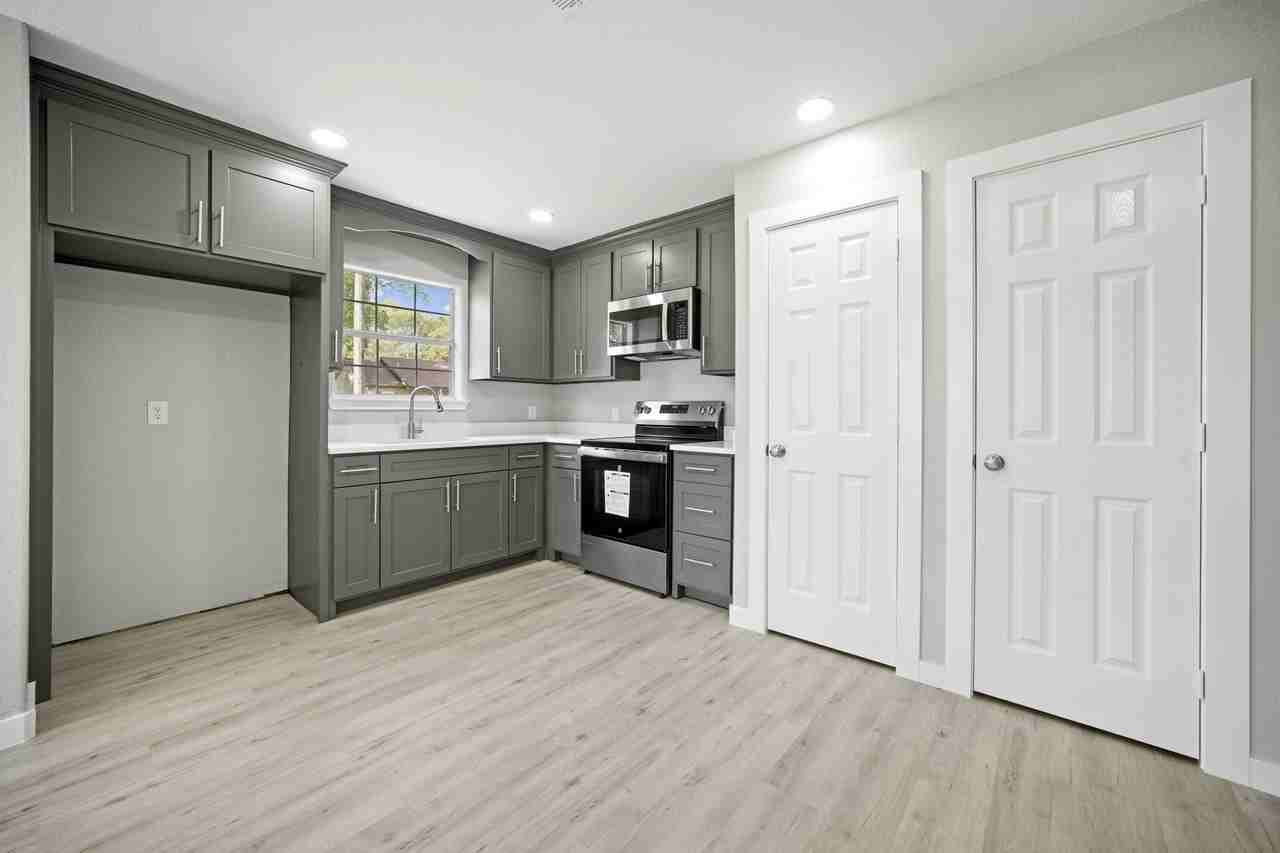 201 S Boston St - Photo 2 of 24