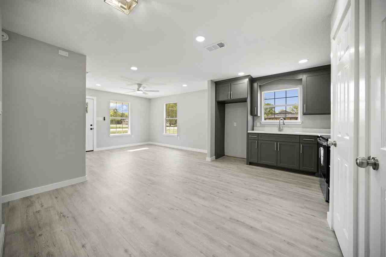 201 S Boston St - Photo 6 of 24
