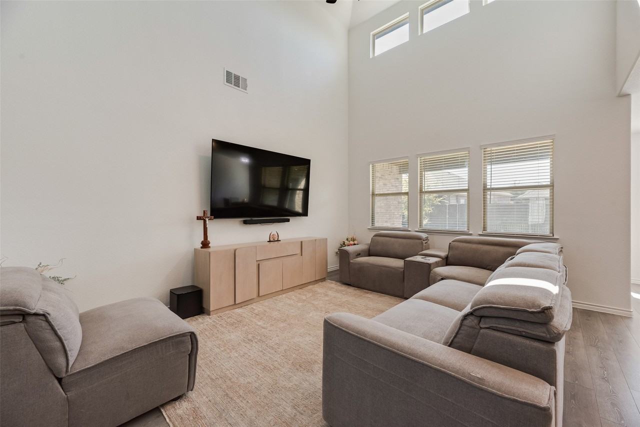1013 Slate Ln - Photo 7 of 33