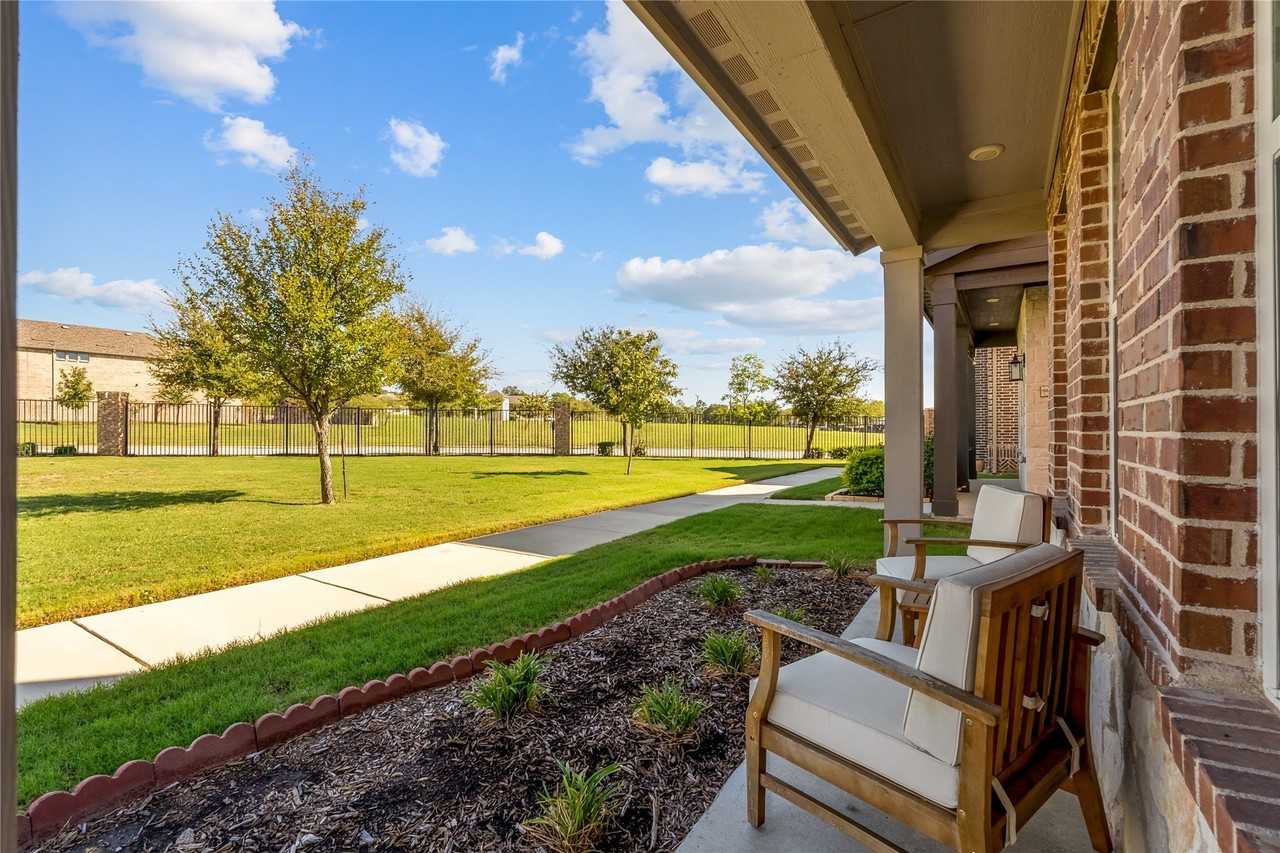 6208 Queens Path - Photo 3 of 33