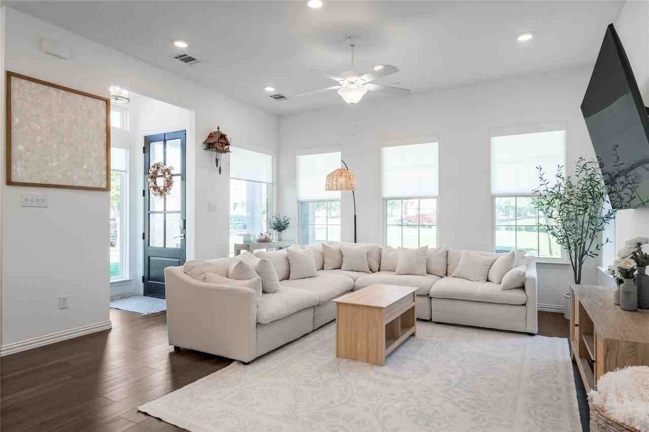 6208 Queens Path - Photo 4 of 33
