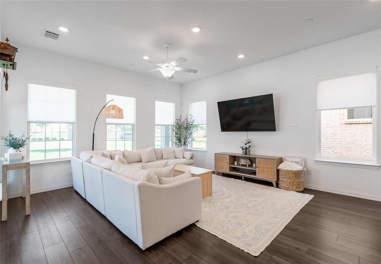 6208 Queens Path - Photo 5 of 33