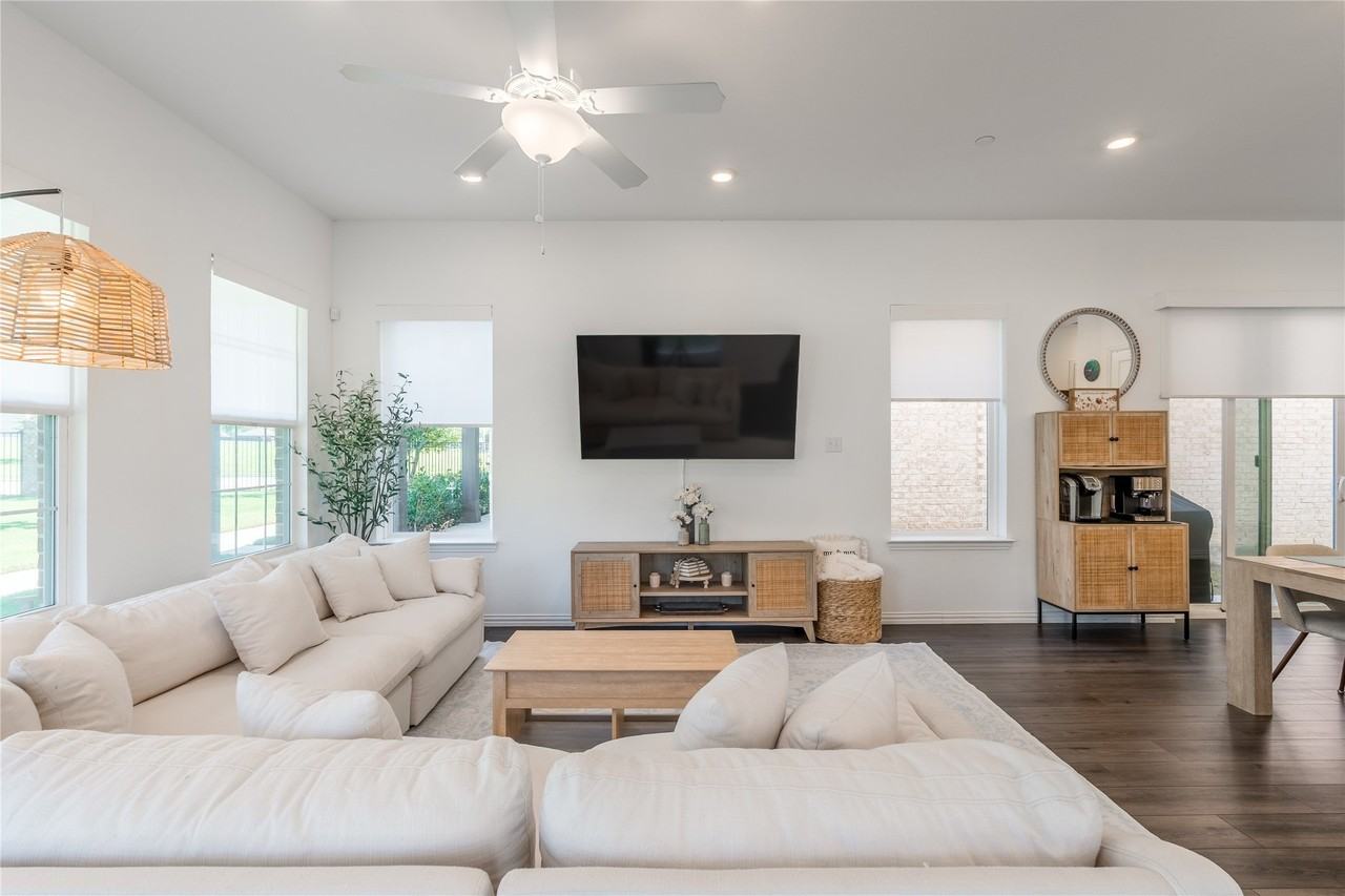 6208 Queens Path - Photo 6 of 33