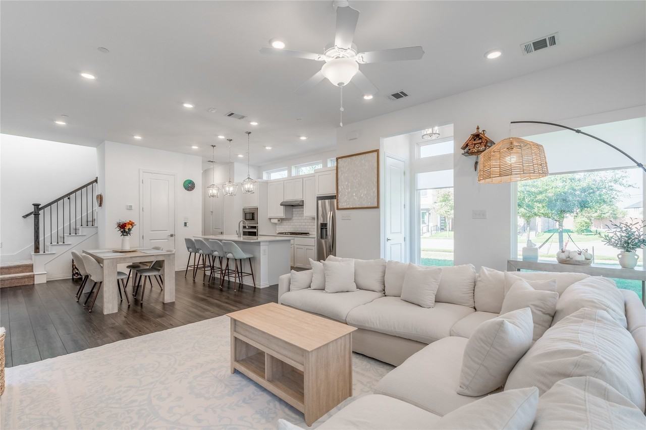 6208 Queens Path - Photo 7 of 33