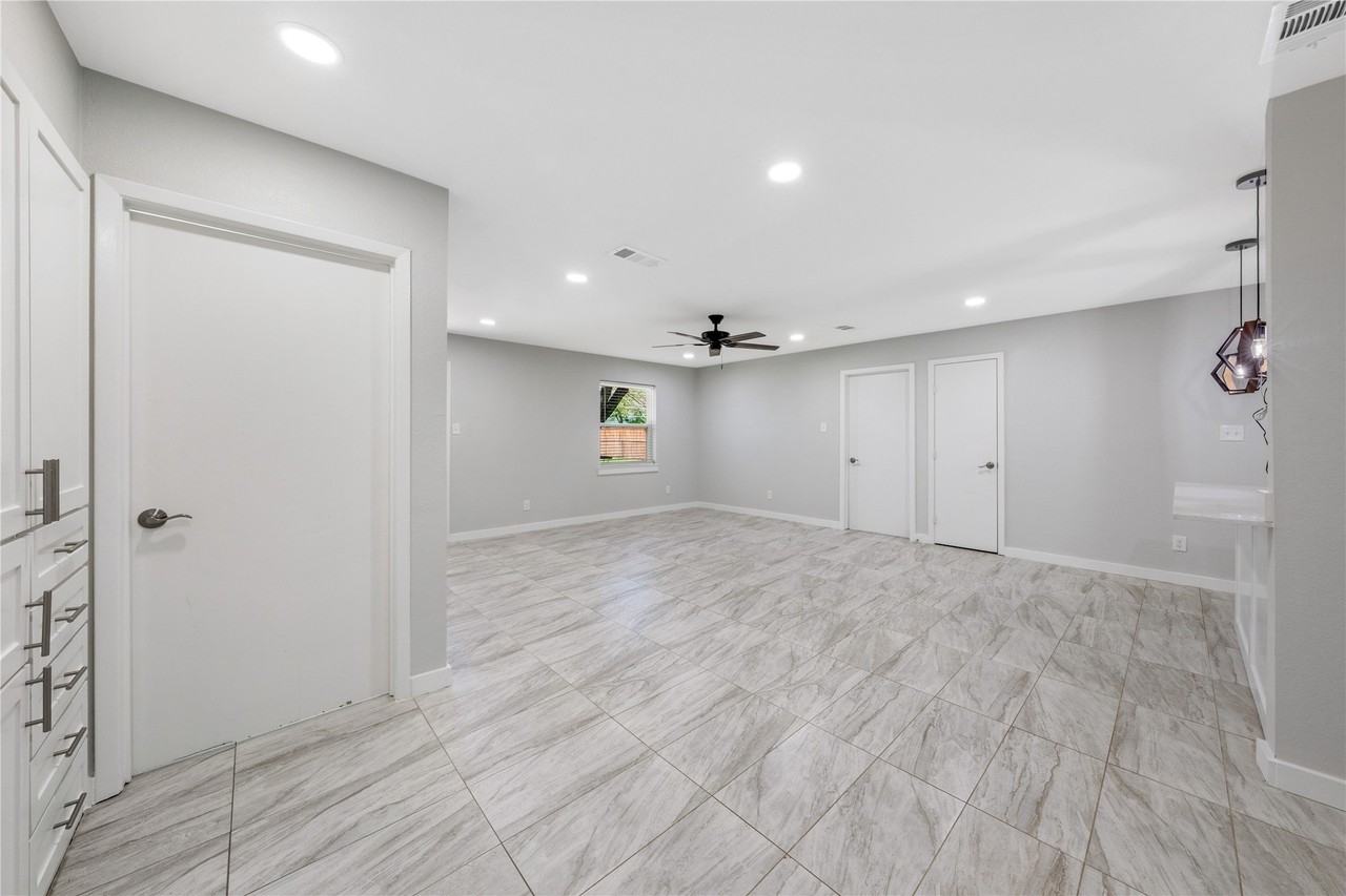 101 Border St - Photo 7 of 32