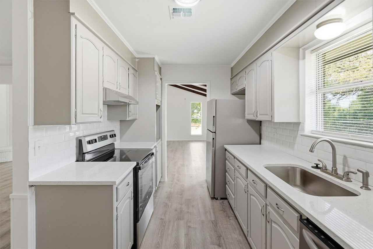 6106 Laredo Ct - Photo 5 of 40