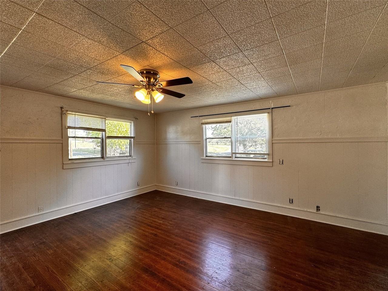 2931 S Barrett Ave - Photo 4 of 18