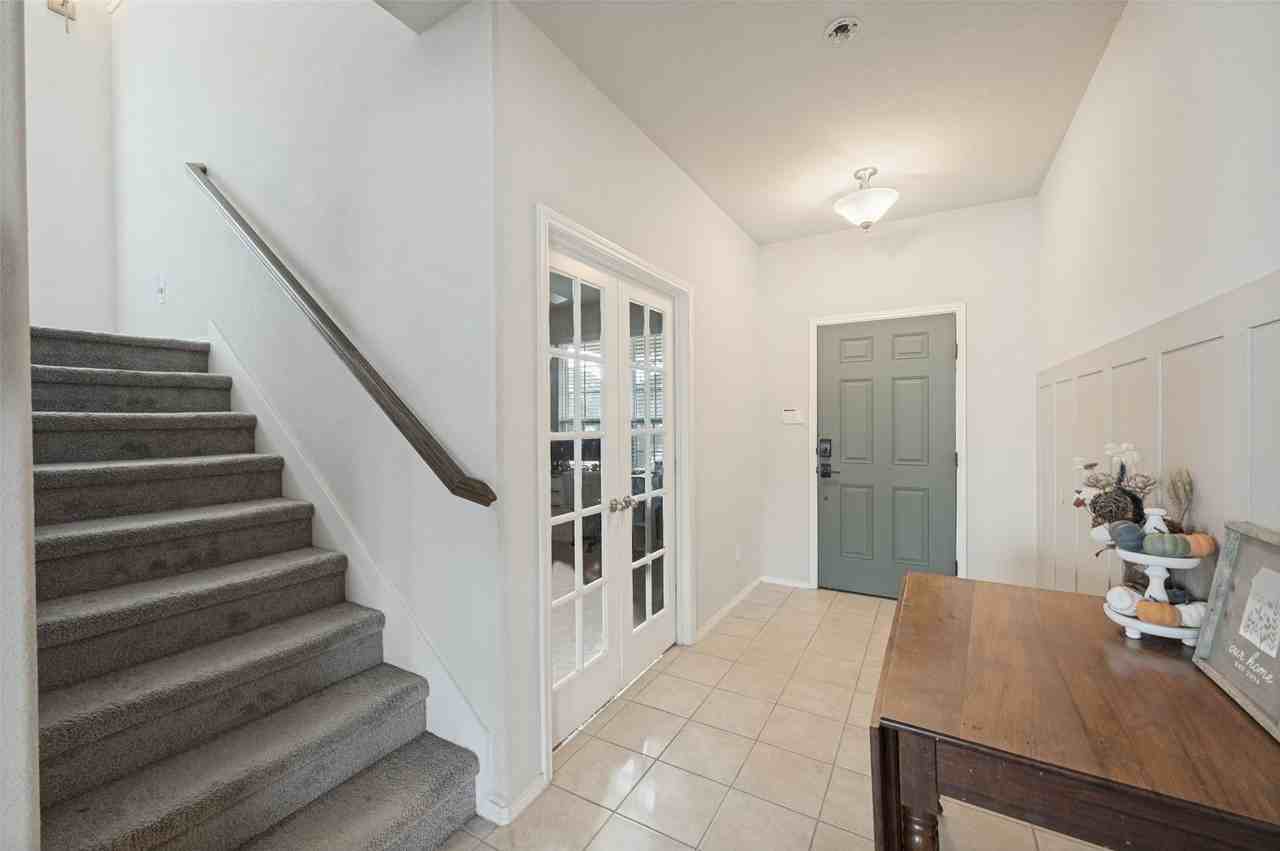 1608 Hinckley Ave - Photo 3 of 25