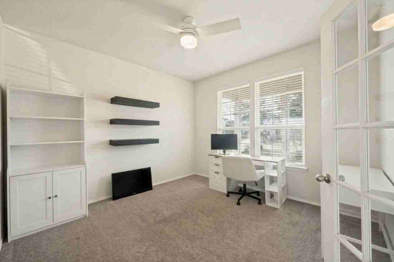 1608 Hinckley Ave - Photo 4 of 25