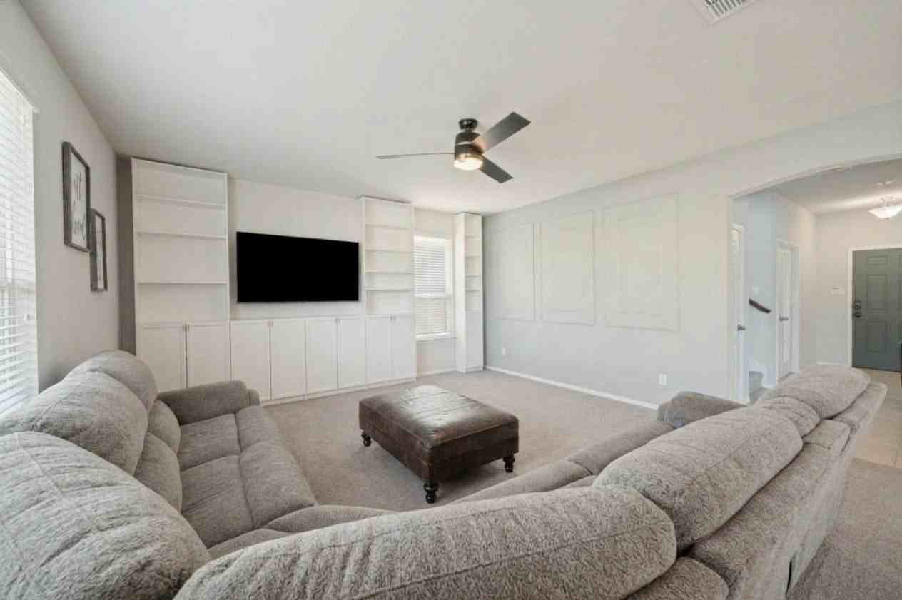 1608 Hinckley Ave - Photo 5 of 25