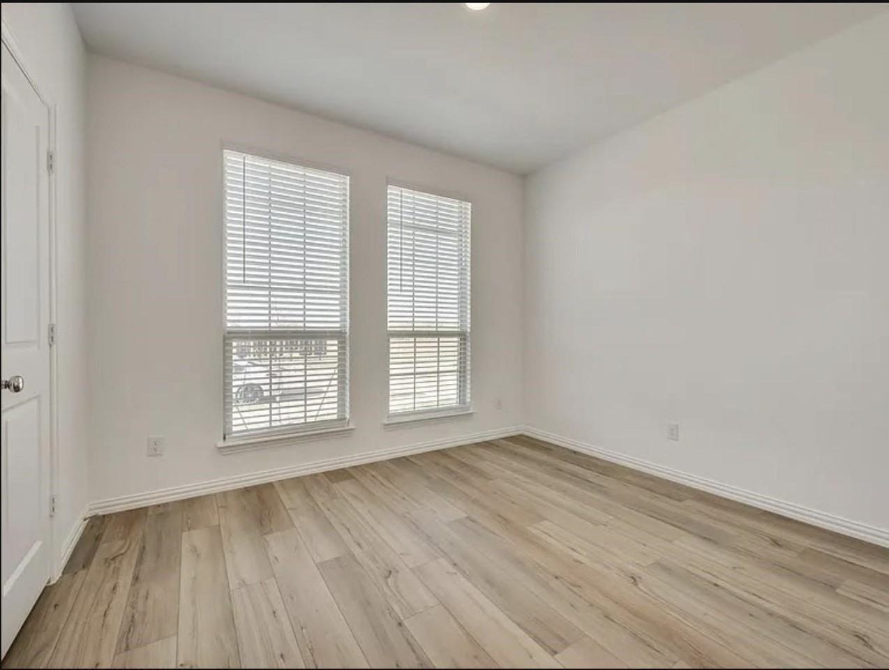 3101 Paruament Dr - Photo 5 of 15