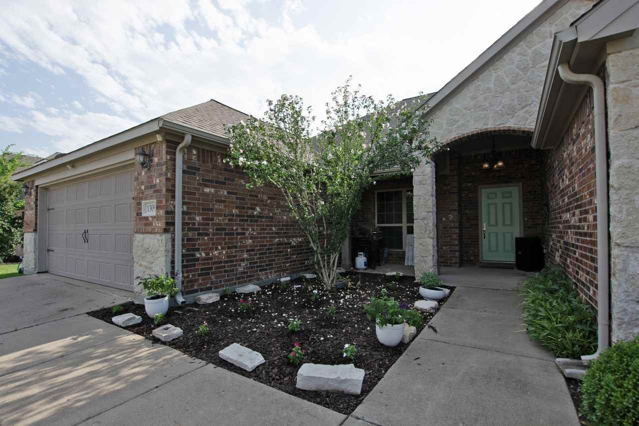 1309 N Houston St - Photo 2 of 35
