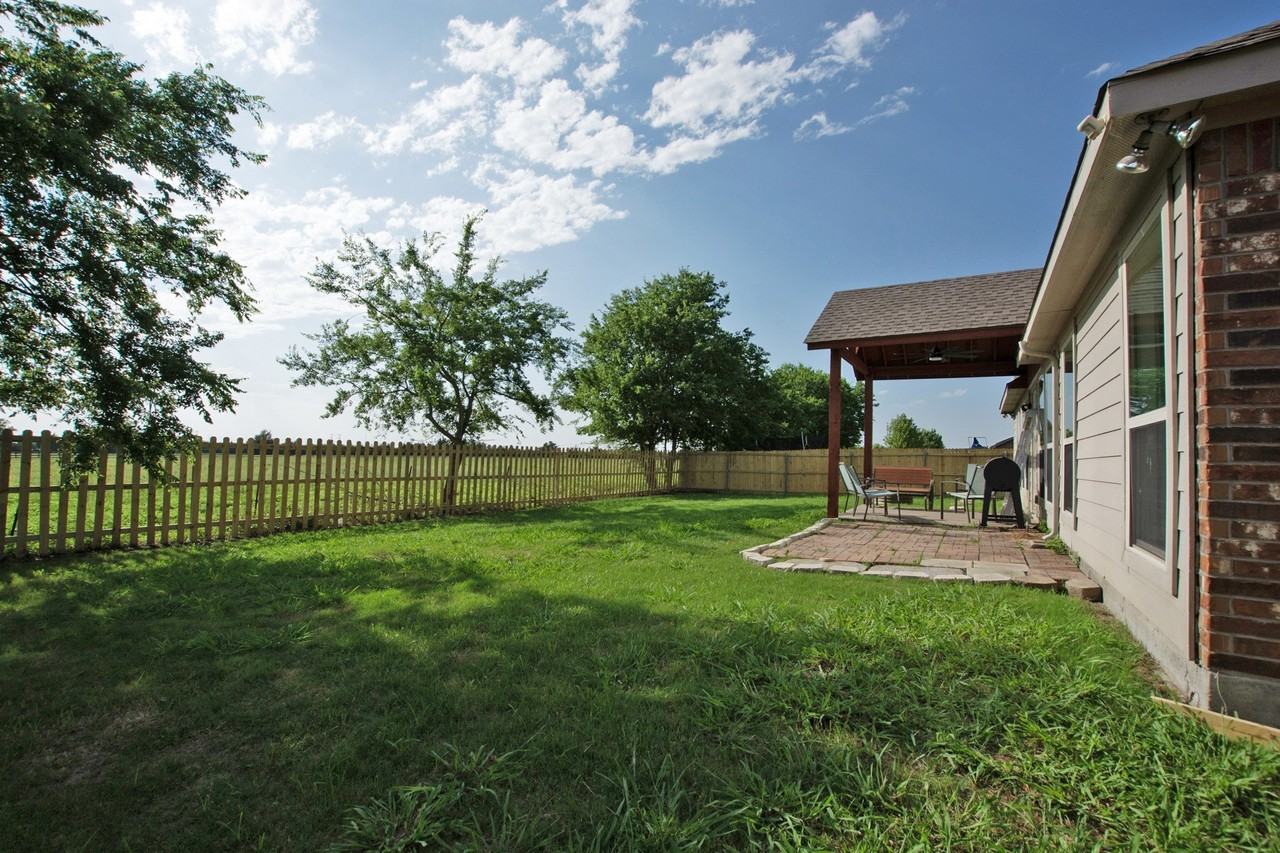1309 N Houston St - Photo 3 of 35