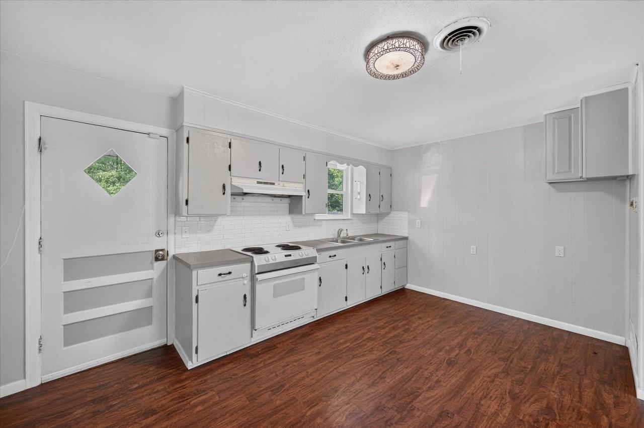 301 Dellis St - Photo 2 of 24