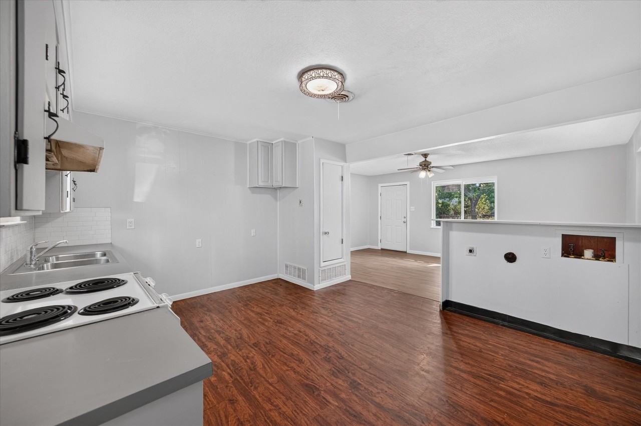 301 Dellis St - Photo 3 of 24