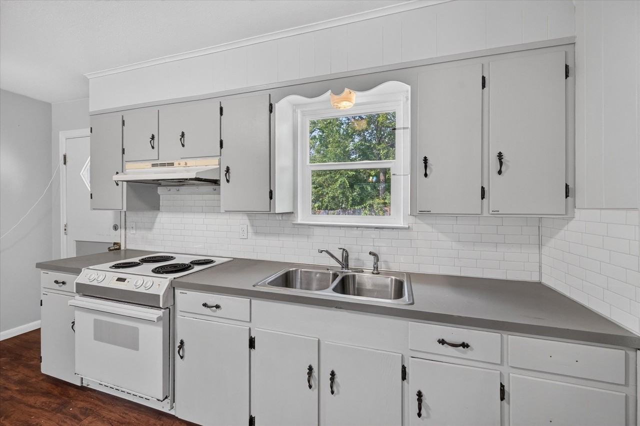 301 Dellis St - Photo 4 of 24