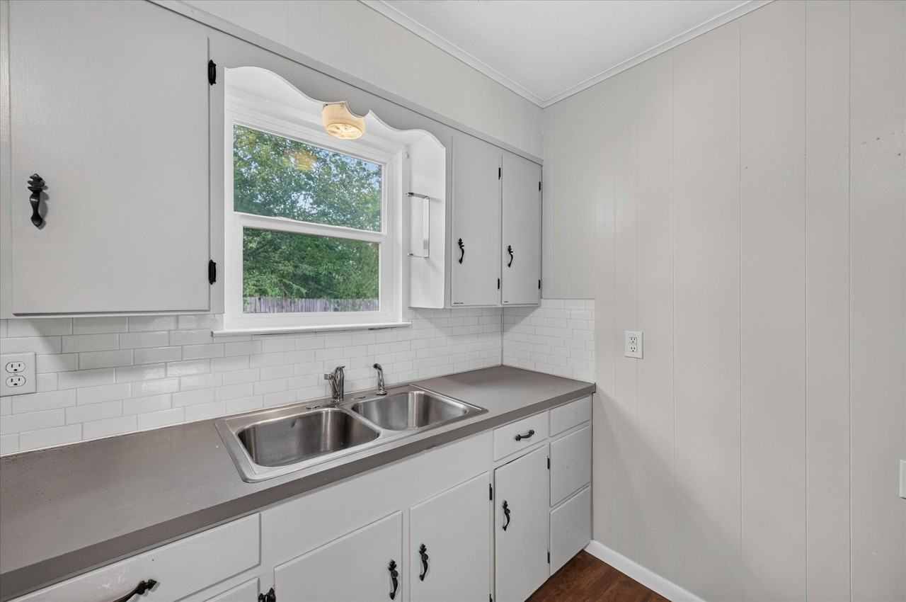 301 Dellis St - Photo 6 of 24