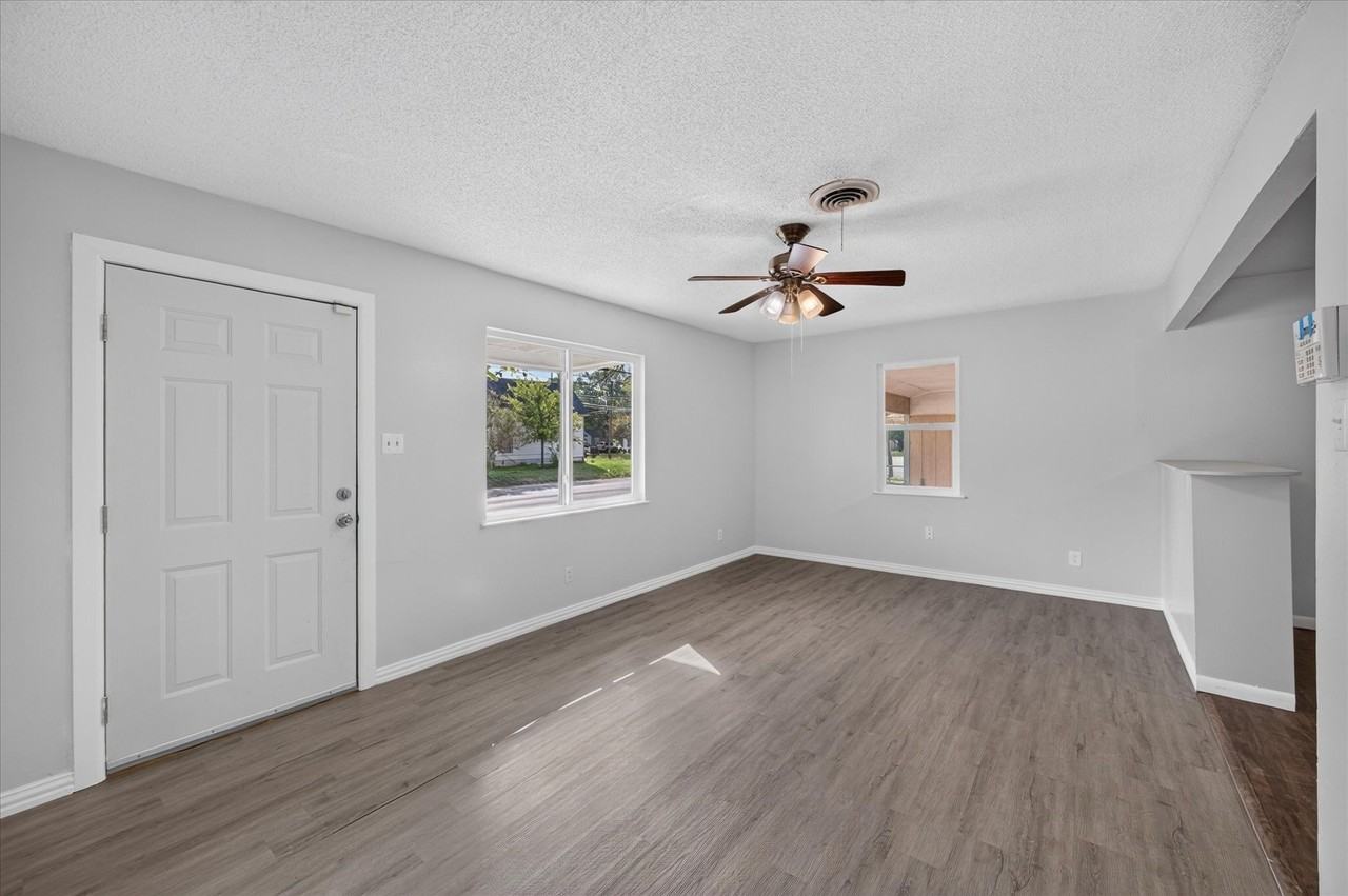301 Dellis St - Photo 7 of 24