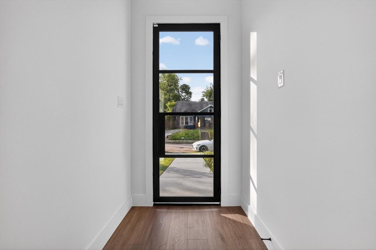 1621 Bannock Ave - Photo 3 of 28