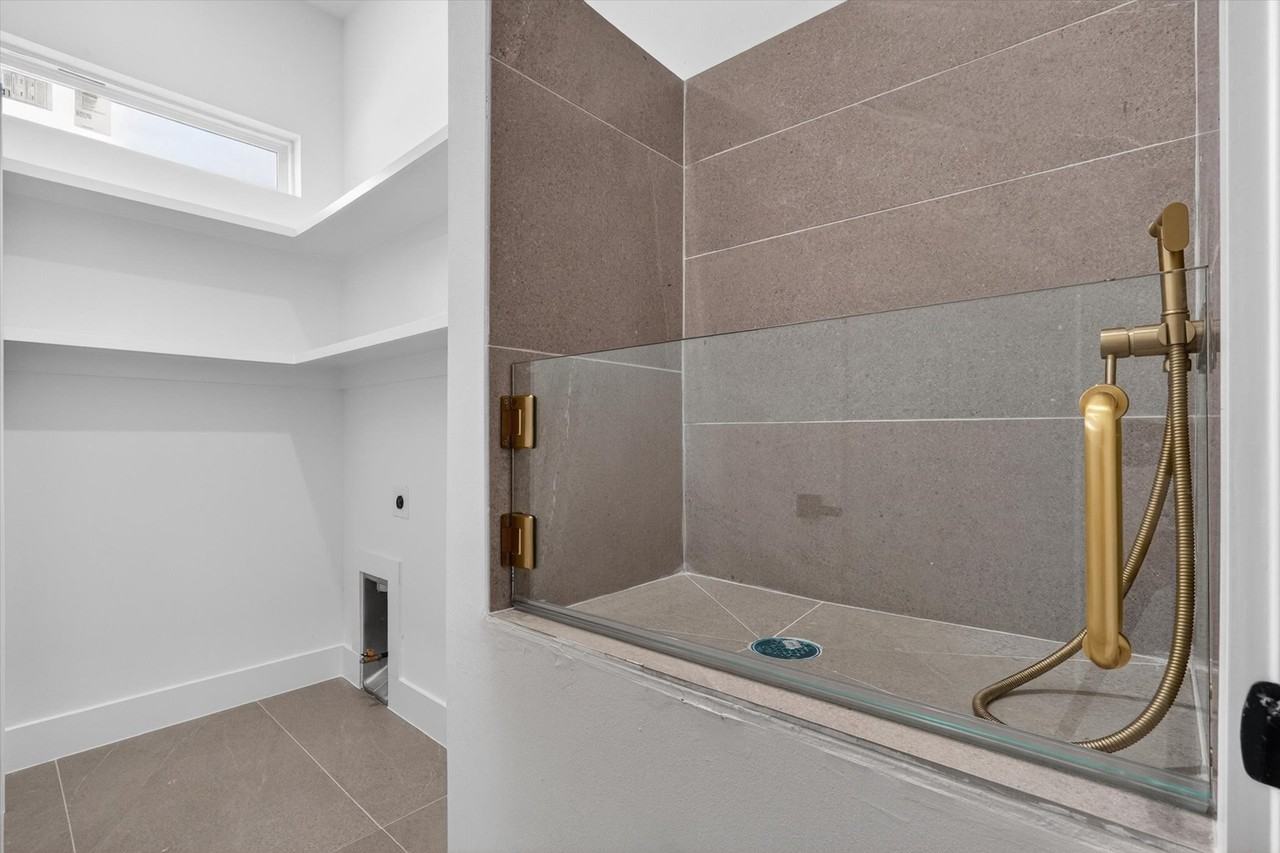 1621 Bannock Ave - Photo 5 of 28
