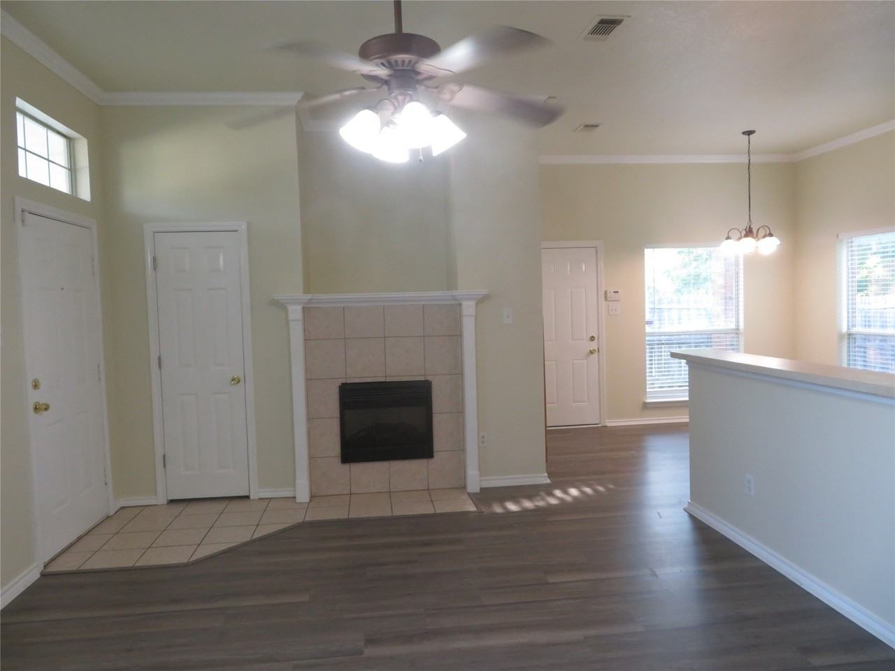 100 Roaring Springs Dr - Photo 3 of 11