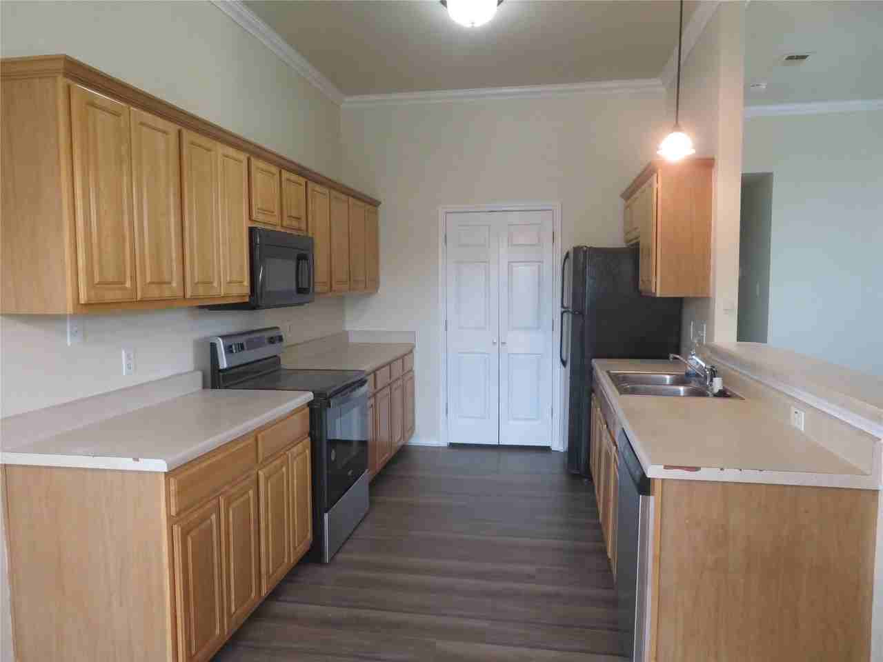 100 Roaring Springs Dr - Photo 5 of 11
