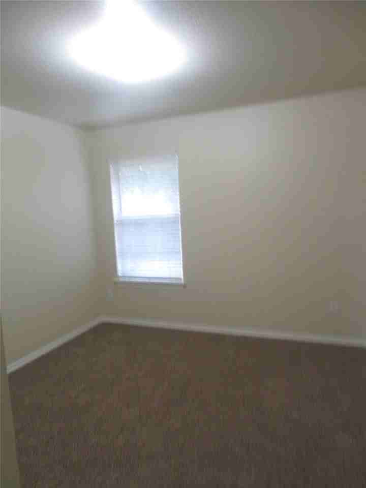 100 Roaring Springs Dr - Photo 7 of 11