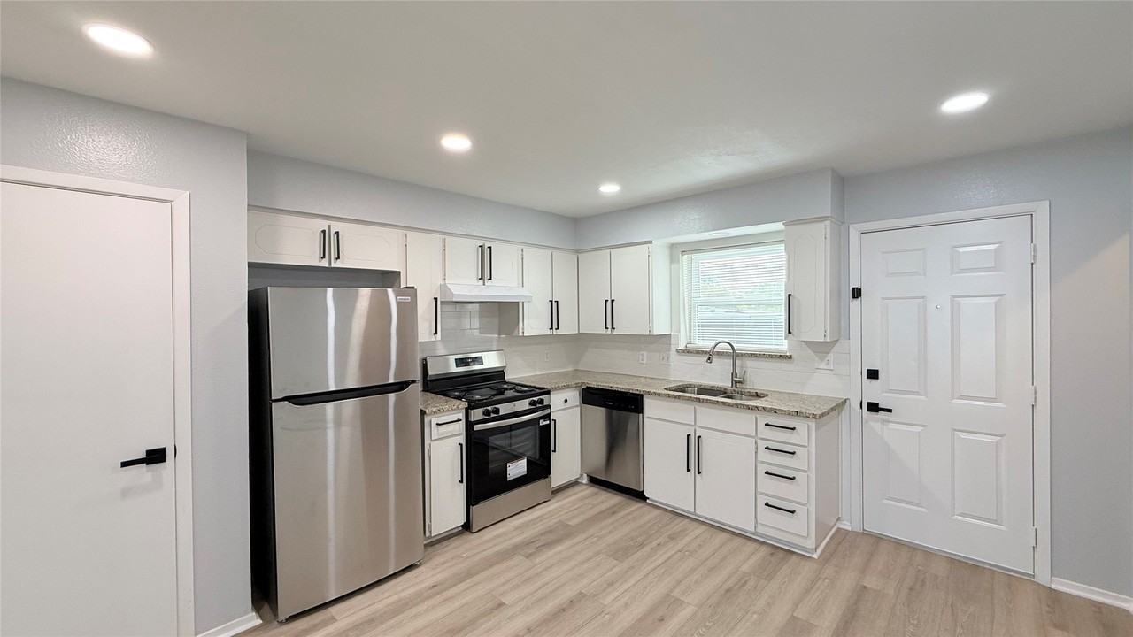 8001 Carrick St #B - Photo 2 of 10