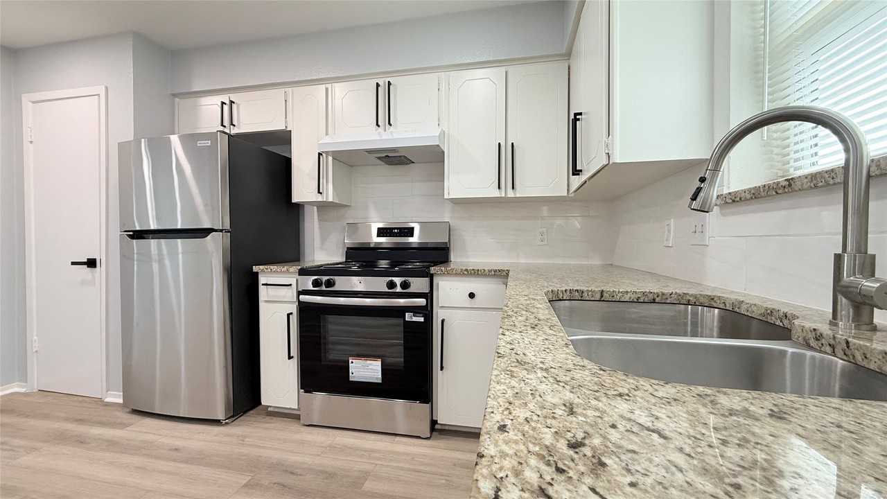 8001 Carrick St #B - Photo 3 of 10