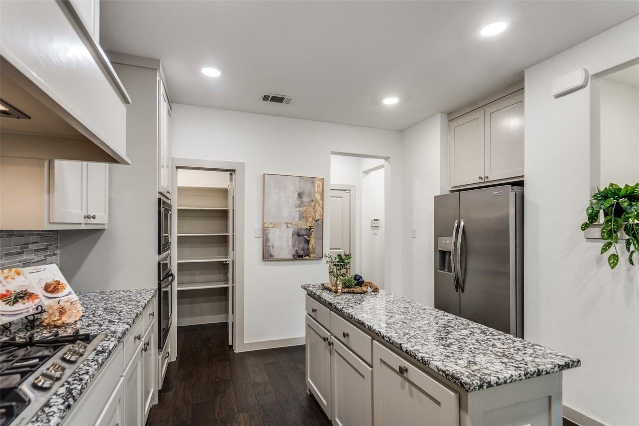 1423 Lamb Dr - Photo 2 of 25