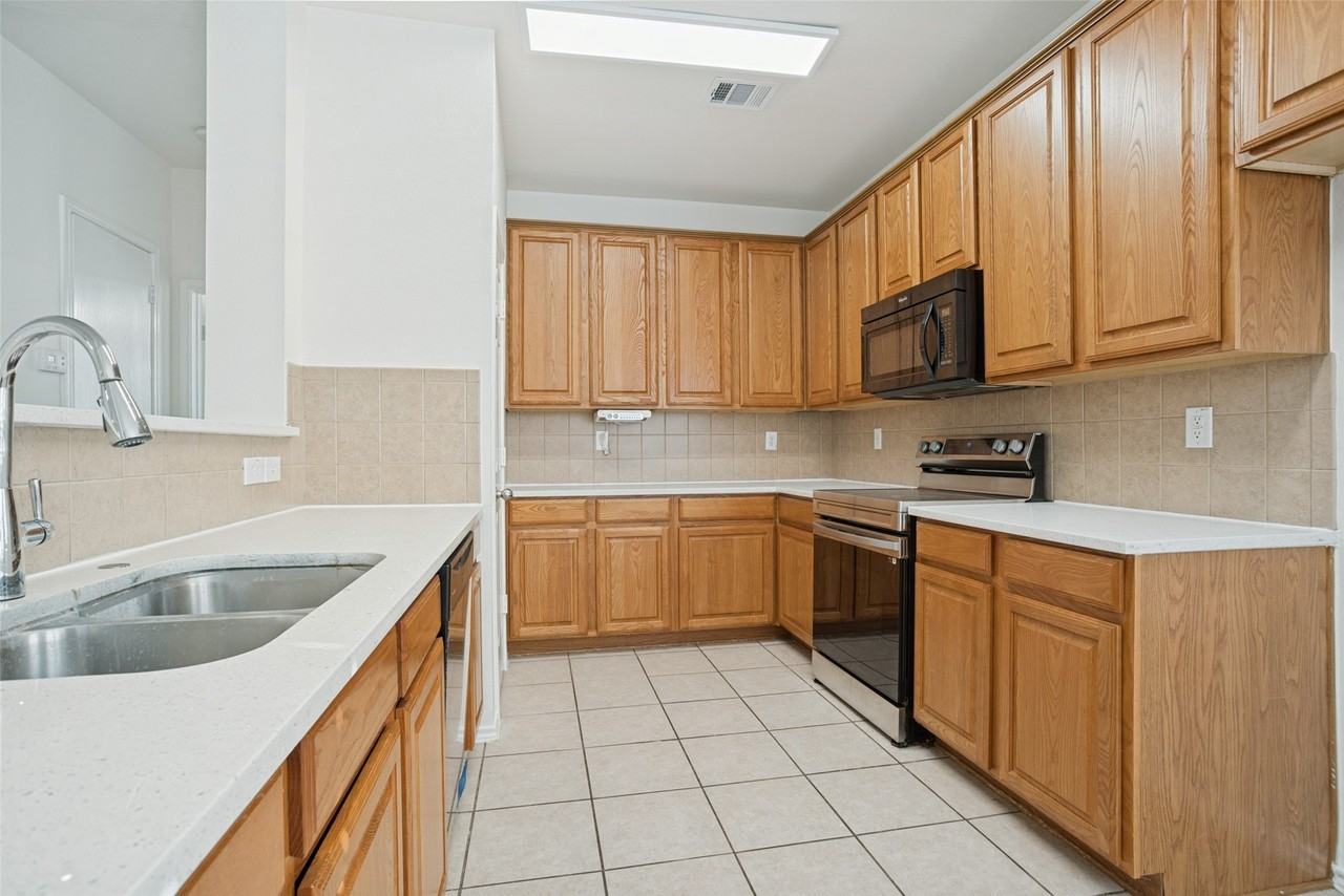 1507 Bankston Dr - Photo 4 of 25