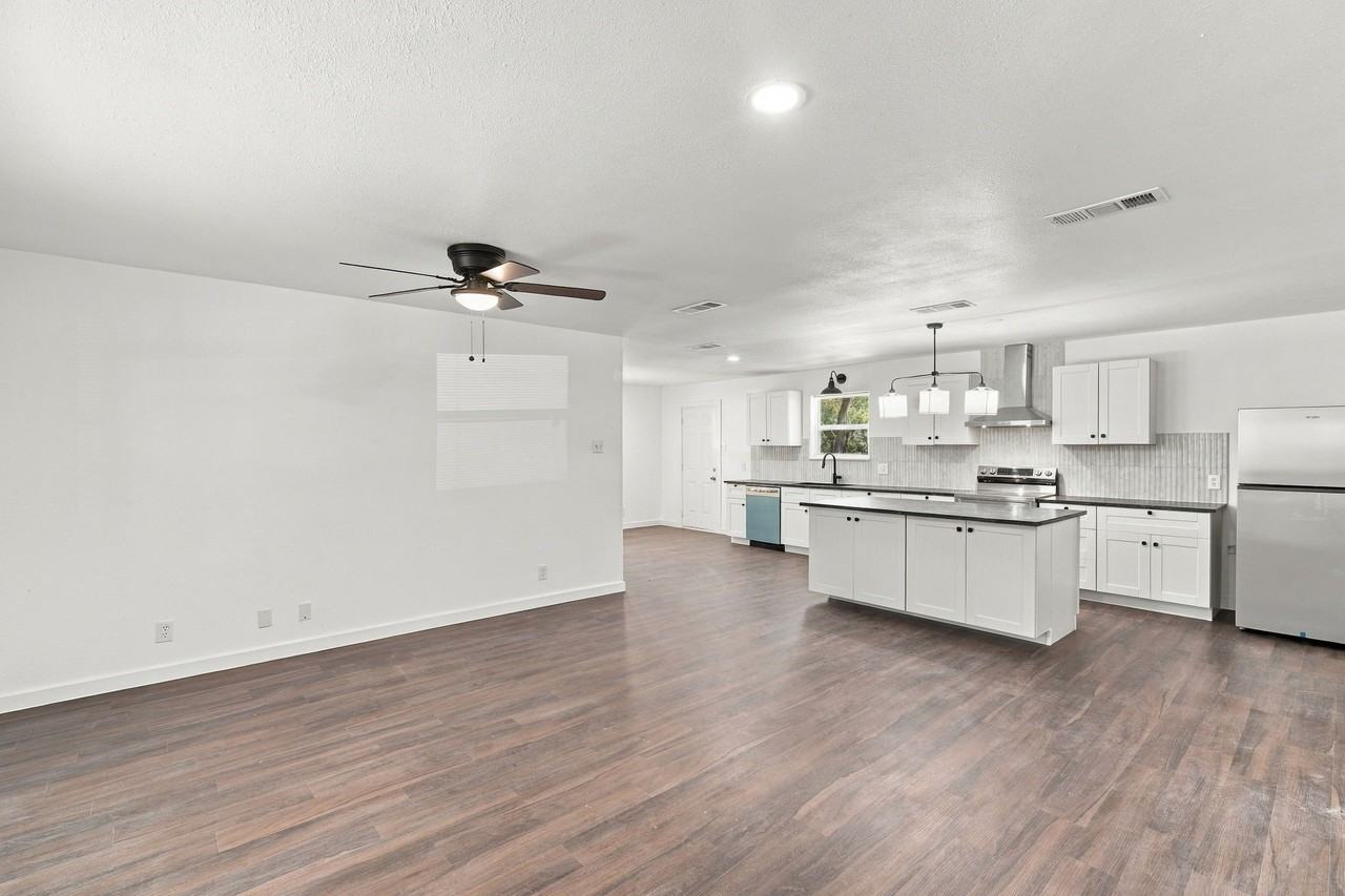 3215 Hillglenn Rd - Photo 2 of 11
