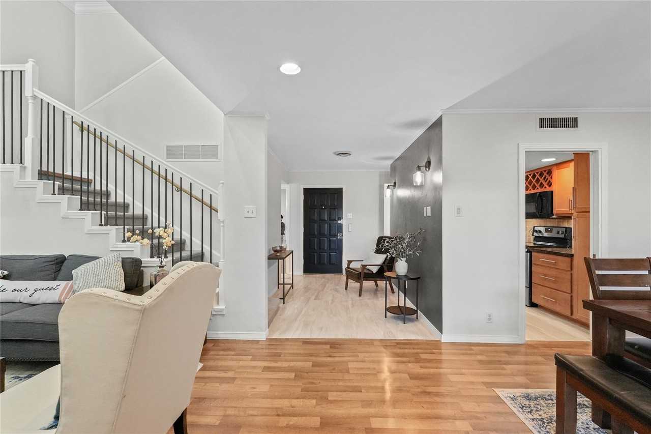 550 E Avenue J #B - Photo 3 of 30