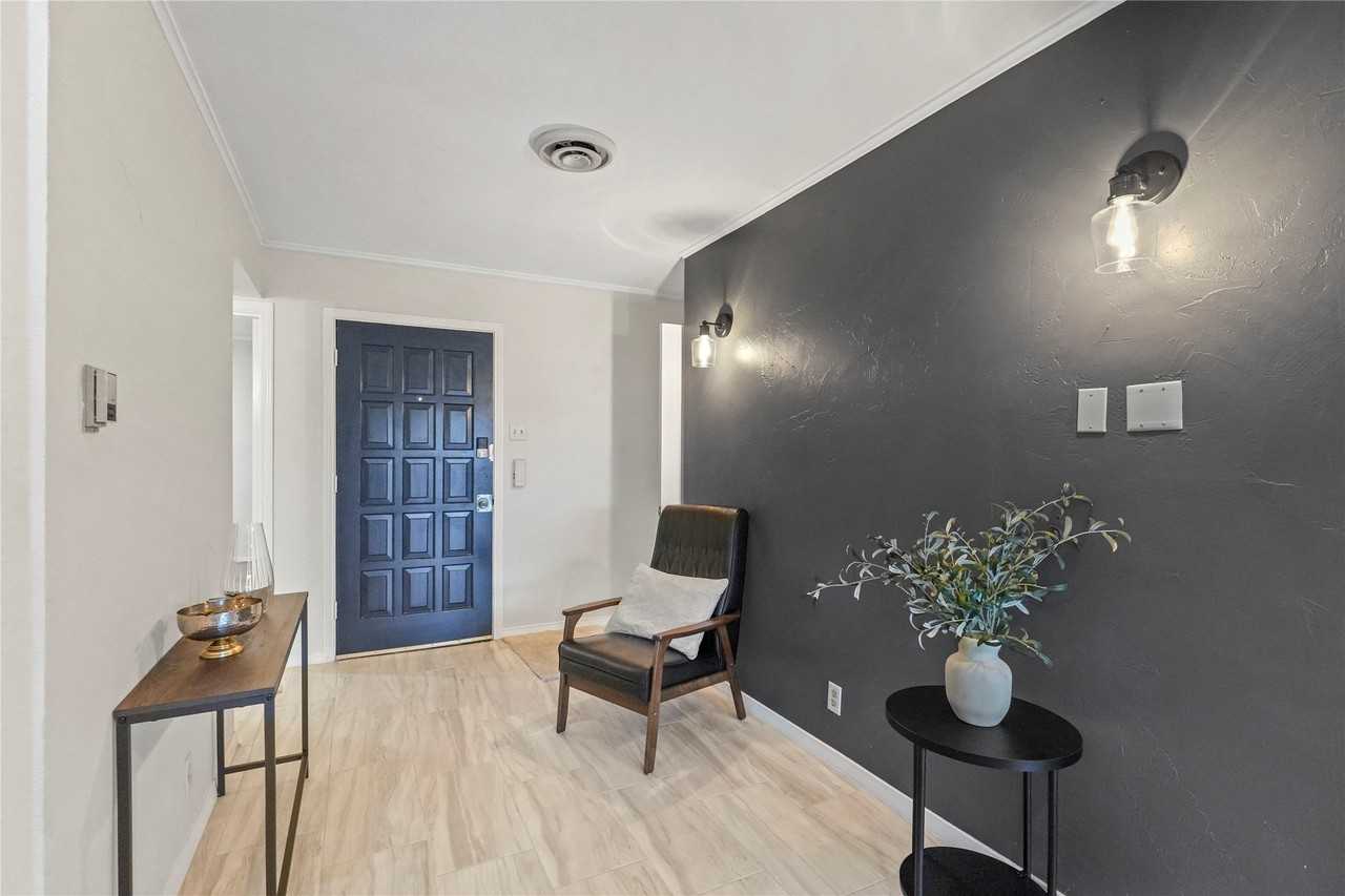 550 E Avenue J #B - Photo 4 of 30