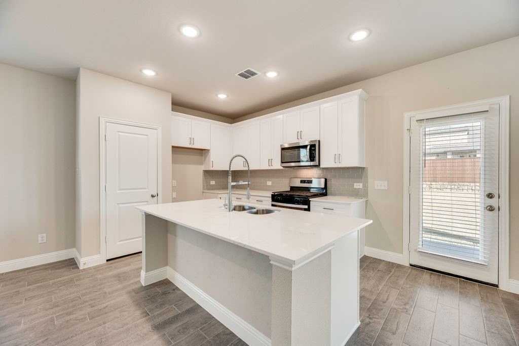 1537 Vermillion St - Photo 5 of 20