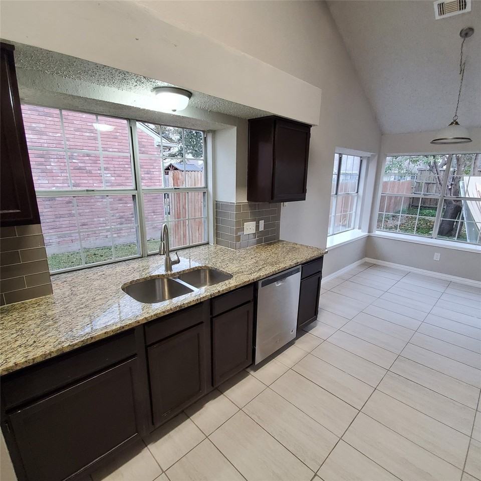 8006 Yacht Club Dr - Photo 2 of 15